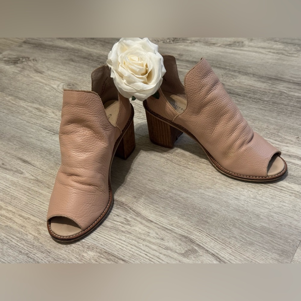 Chinese Laundry Women's Cream / Nude Leather Carlita Ankle Bootie Size 6.5 EUC